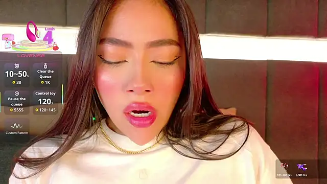 Snapshot of nicolle_pierce chatting on November 15, 2:02 pm nicolle pierce online show from November 15, 2:02 pm