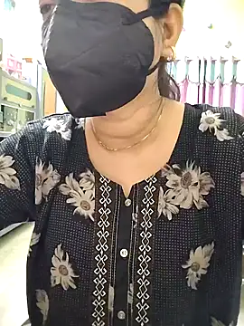 Snapshot of Royalgirl667 chatting on December 5, 1:36 am Royalgirl667 online show from December 5, 1:36 am