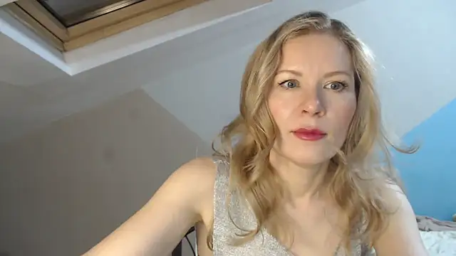 Juli julyyy online show from December 7, 11:45 pm