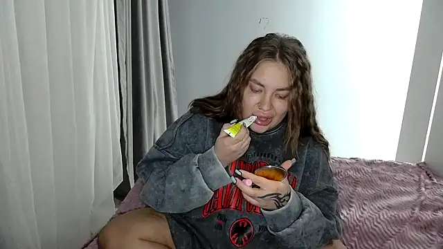 96CHloe96 online show from December 12, 6:21 pm