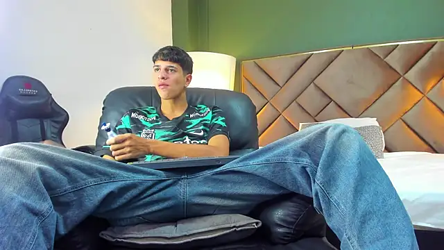 Tyler Rodriguez online show from October 31, 2:01 am