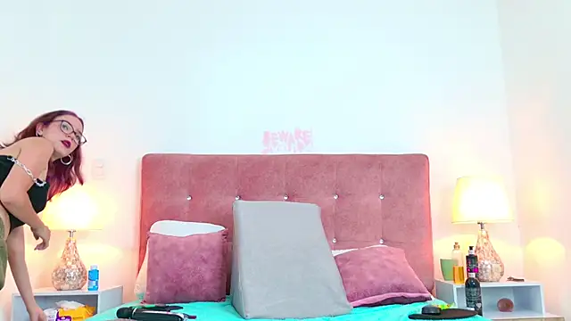 Snapshot of LiliFox18 chatting on December 28, 5:57 pm LiliFox18 online show from December 28, 5:57 pm