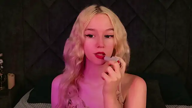 NaomiLoys online show from September 12, 9:15 pm