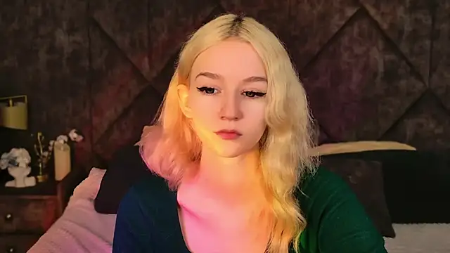 Snapshot of NaomiLoys chatting on November 8, 10:37 am NaomiLoys online show from November 8, 10:37 am