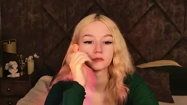 Snapshot of NaomiLoys chatting on November 10, 10:36 am NaomiLoys online show from November 10, 10:36 am