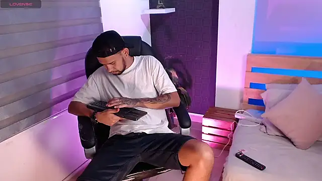 Snapshot of Bedobigcock chatting on January 7, 11:24 pm Bedobigcock online show from January 7, 11:24 pm