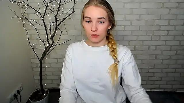 Snapshot of Queen_ofLove chatting on March 19, 6:01 pm Queen ofLove online show from March 19, 6:01 pm