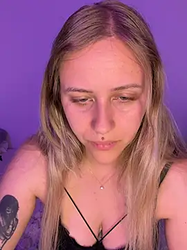 lunawolf21 online show from May 20, 6:41 am