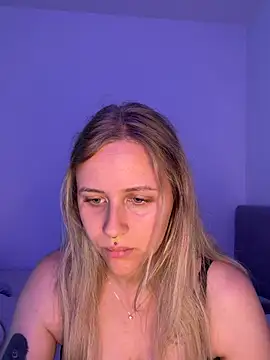 lunawolf21 online show from May 22, 6:31 am