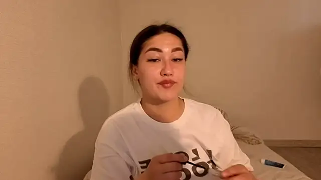 Snapshot of Aria_Blisss chatting on May 28, 1:25 am Aria Blisss online show from May 28, 1:25 am