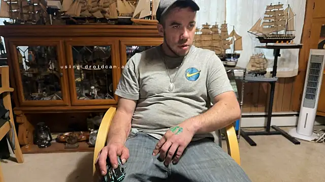 Snapshot of ScubaStevex chatting on April 29, 11:22 pm ScubaStevex online show from April 29, 11:22 pm