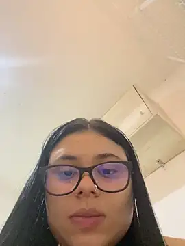 alissonfernandez  online show from April 15, 11:38 pm