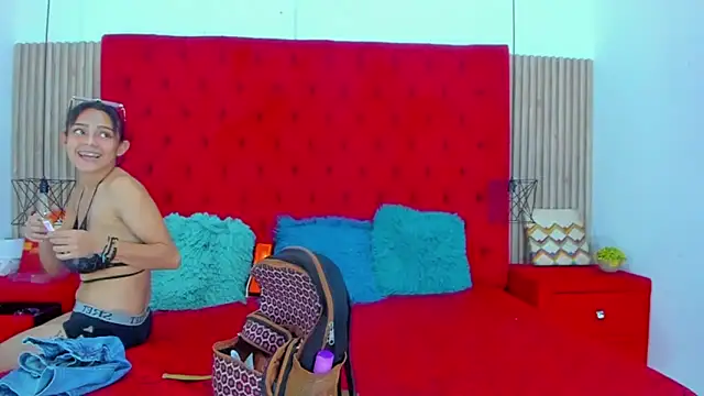 Snapshot of AmeliaANDEmily chatting on February 19, 7:48 pm AmeliaANDEmily online show from February 19, 7:48 pm