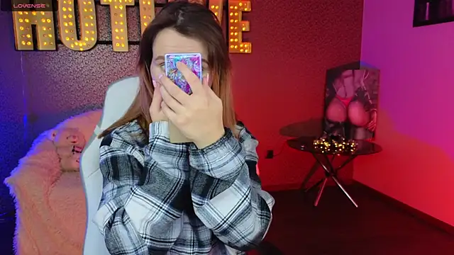 Snapshot of AliceBYKiss chatting on December 9, 3:33 pm AliceBYKiss online show from December 9, 3:33 pm