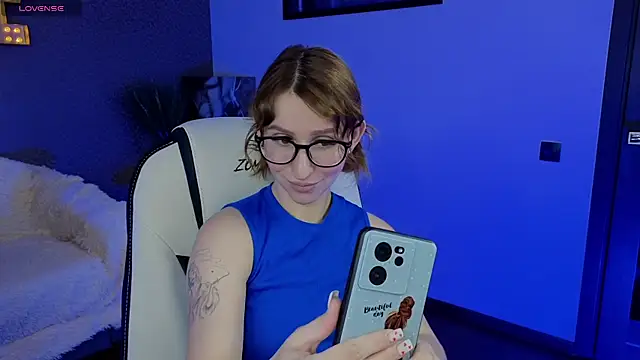 Snapshot of AliceBYKiss chatting on March 14, 12:29 pm AliceBYKiss online show from March 14, 12:29 pm