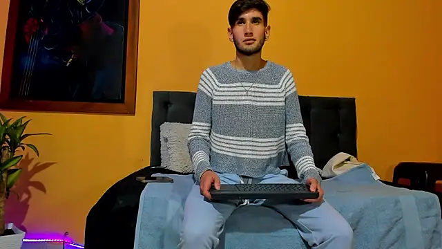 Snapshot of Thhiago_tay chatting on December 15, 8:58 pm Thhiago tay online show from December 15, 8:58 pm