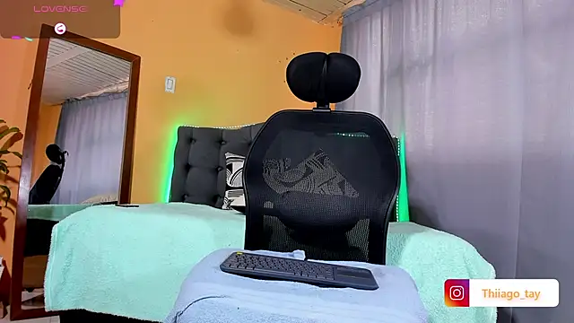 Snapshot of Thhiago_tay chatting on March 14, 2:19 pm Thhiago tay online show from March 14, 2:19 pm