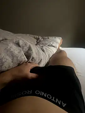 Snapshot of TheRealN1D chatting on December 6, 12:05 pm TheRealN1D online show from December 6, 12:05 pm