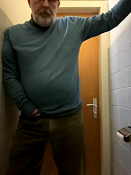 Snapshot of dragondriver chatting on December 6, 8:26 am dragondriver online show from December 6, 8:26 am