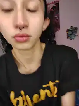 Snapshot of Queenjenn__ chatting on June 10, 4:39 pm Queenjenn online show from June 10, 4:39 pm
