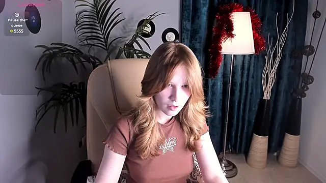 Snapshot of EvaStevs chatting on December 2, 9:45 am EvaStevs online show from December 2, 9:45 am