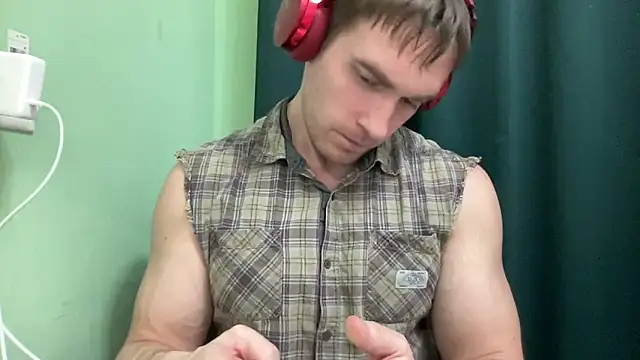 Snapshot of Mrbiceps23 chatting on December 6, 8:18 pm Mrbiceps23 online show from December 6, 8:18 pm