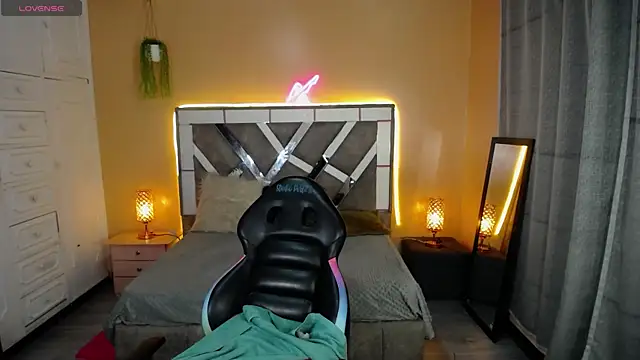 Kate Laurence  online show from January 3, 7:06 am