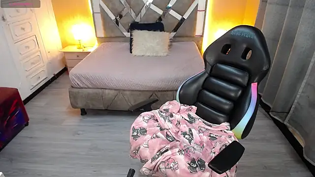 Kate Laurence  online show from March 11, 10:20 pm