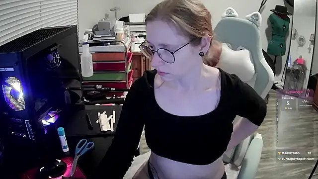 LilyFoxxx online show from March 6, 6:10 am