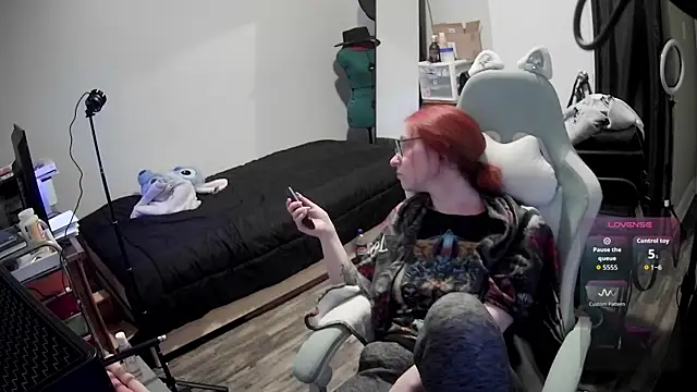 LilyFoxxx online show from March 27, 5:46 am