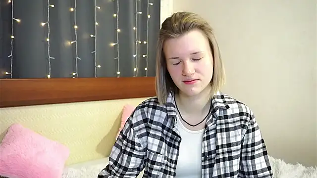 Snapshot of MariamBate chatting on December 5, 8:00 am MariamBate online show from December 5, 8:00 am