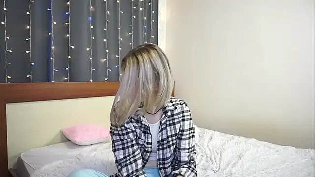 Snapshot of MariamBate chatting on December 5, 12:00 pm MariamBate online show from December 5, 12:00 pm