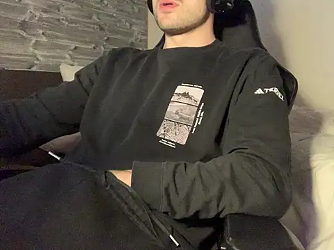 Snapshot of taallguyy_196 chatting on March 13, 7:39 pm taallguyy 196 online show from March 13, 7:39 pm