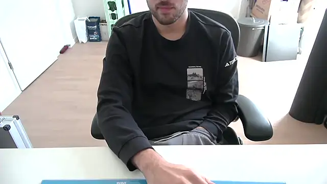 Snapshot of taallguyy_196 chatting on November 13, 11:09 am taallguyy 196 online show from November 13, 11:09 am