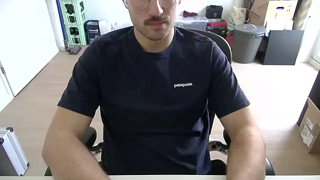 Snapshot of taallguyy_196 chatting on November 21, 9:52 am taallguyy 196 online show from November 21, 9:52 am