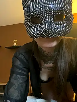 Snapshot of liloucamchaudee chatting on November 25, 9:42 am liloucamchaudee online show from November 25, 9:42 am