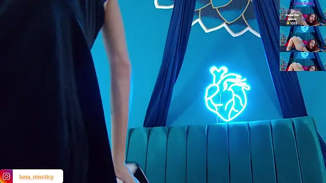 Snapshot of Lunamistyc chatting on October 25, 7:52 pm Lunamistyc online show from October 25, 7:52 pm