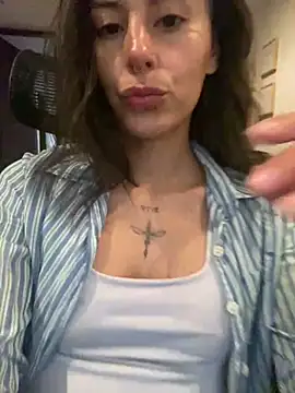 Snapshot of Emmy_petit chatting on February 9, 3:12 pm Emmy petit online show from February 9, 3:12 pm