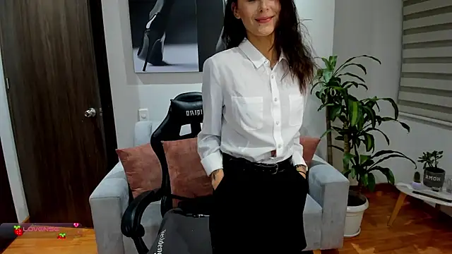 Snapshot of Emmy_petit chatting on February 11, 1:52 am Emmy petit online show from February 11, 1:52 am