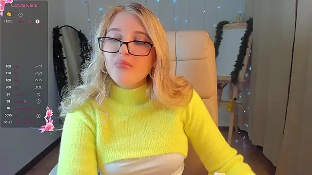 Snapshot of Evacadooo chatting on December 13, 5:49 am Evacadooo online show from December 13, 5:49 am