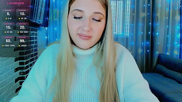 Snapshot of Evacadooo chatting on October 4, 7:17 am Evacadooo online show from October 4, 7:17 am