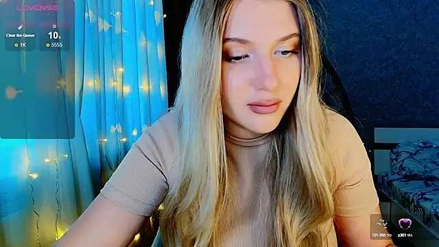 Snapshot of Evacadooo chatting on October 10, 4:44 am Evacadooo online show from October 10, 4:44 am