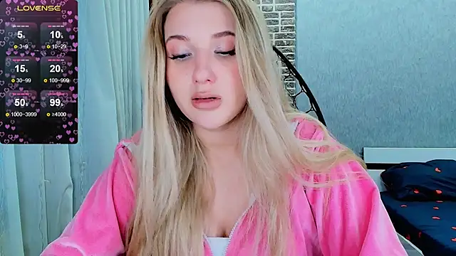 Snapshot of Evacadooo chatting on October 29, 11:01 am Evacadooo online show from October 29, 11:01 am