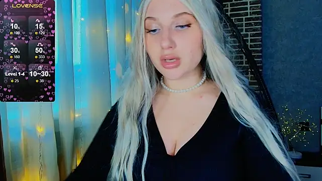 Snapshot of Evacadooo chatting on November 12, 5:08 am Evacadooo online show from November 12, 5:08 am