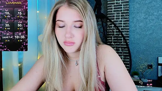 Snapshot of Evacadooo chatting on November 26, 4:35 am Evacadooo online show from November 26, 4:35 am