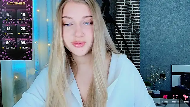 Snapshot of Evacadooo chatting on November 27, 4:47 am Evacadooo online show from November 27, 4:47 am