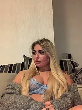 Snapshot of UKJuicyPrincess chatting on December 2, 8:44 pm UKJuicyPrincess online show from December 2, 8:44 pm