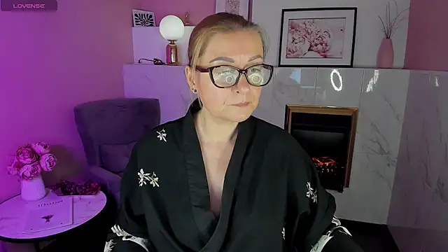 Snapshot of AlexandraKind chatting on February 4, 4:39 pm AlexandraKind online show from February 4, 4:39 pm