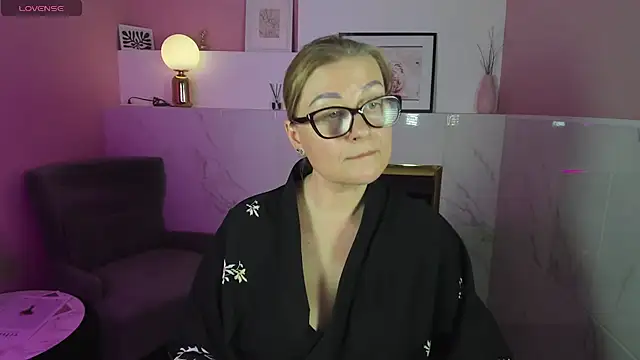 Snapshot of AlexandraKind chatting on February 7, 12:09 am AlexandraKind online show from February 7, 12:09 am