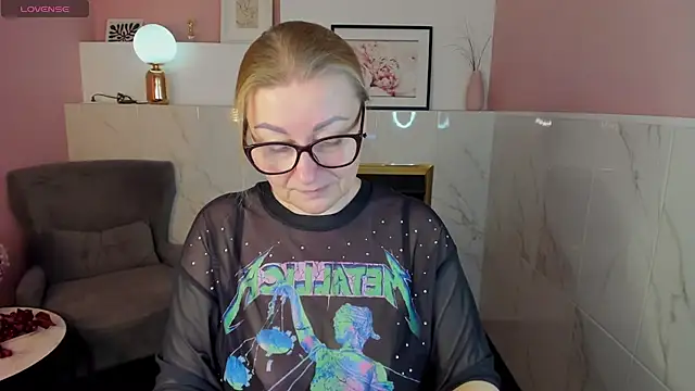 Snapshot of AlexandraKind chatting on February 17, 5:36 am AlexandraKind online show from February 17, 5:36 am